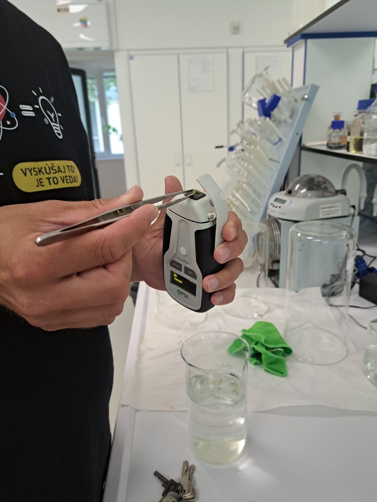 Meranie rastlinného materiálu prístrojom v laboratóriu